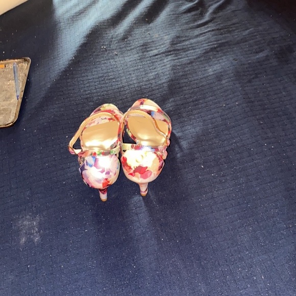 Small heel sandals more like a pump cutsy - Picture 6 of 12